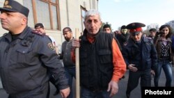 Armenia - Opposition activist Shant Harutiunian (C) leads an anti-government demonstration from Yerevan's Liberty Square, 5Nov2013.