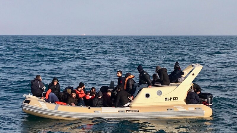 Најмалку 70 мигранти се удавија во морето кај Тунис