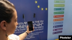 Armenia - A mobile phone is charged by a solar-powered bus stop in Yerevan donated by the EU, 7Jul2017. 