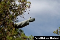 Фрагмент памятника Ленину. Этот жест обыгрывается в анекдоте о Ленине
