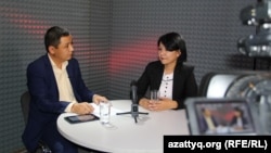 Ведущий проекта Azattyq LIVE Касым Аманжол и директор Центральноазиатского фонда развития демократии Толганай Умбеталиева (справа). Алматы, 5 октября 2015 года.