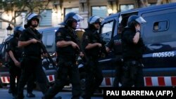 Архива - Шпанска полиција во областа каде се случија нападите. 