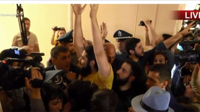 Армения: Ереванда митингчилер мэрияга кирип барышты