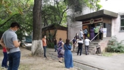 Очередь перед аптекой в Алматы. 1 июля 2020 года.