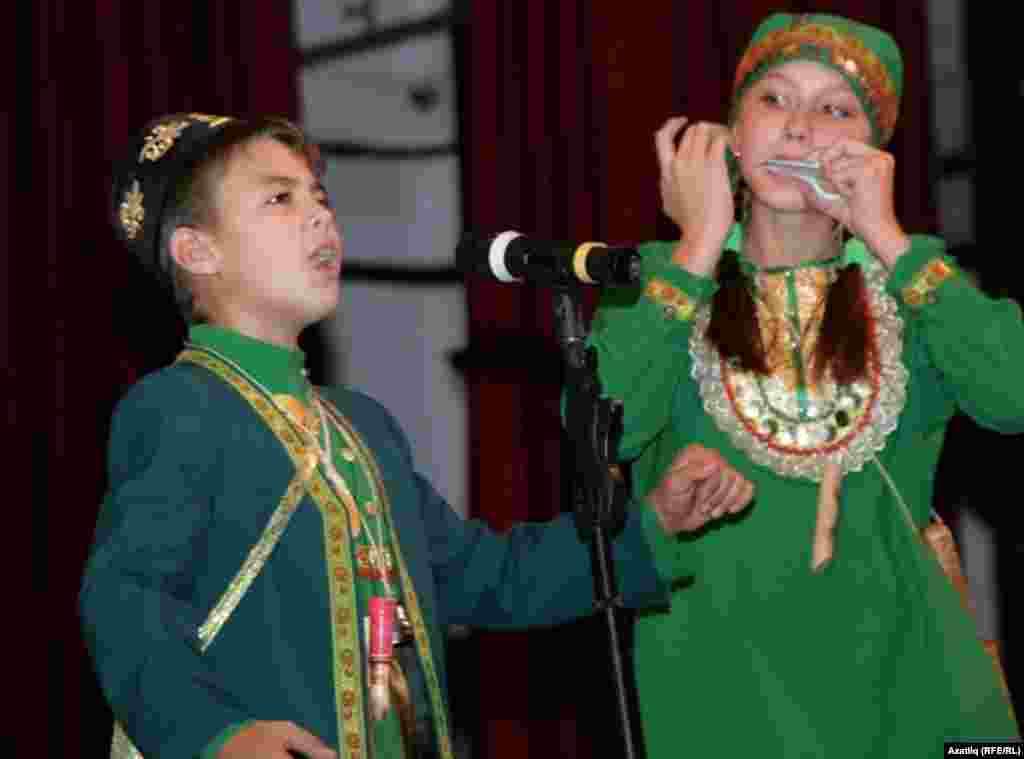 Төмәннән килгән “Шытыр-шатыр” фольклор ансамбле үзнчәлекле уен кораллары белән истә калды. Сулда Рөстәм Чамулов җырлый.