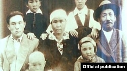 Нурсултан Назарбаев в молодости. Справа в первом ряду - Анипа Назарбаева. Фото из семейного архива 