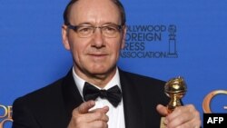 Американский актер Кевин Спейси с наградой, врученной ему за роль в сериале "Карточный домик".
