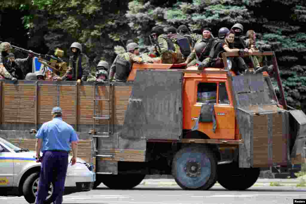 Українські силовики на вантажівці у Маріуполі, який був звільнений 13 червня від бойовиків угруповання &laquo;ДНР&raquo;, котре в Україні визнане на офіційному рівні терористичною організацією