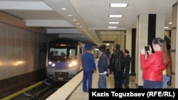 Прибытие поезда на станцию метро в Алматы.