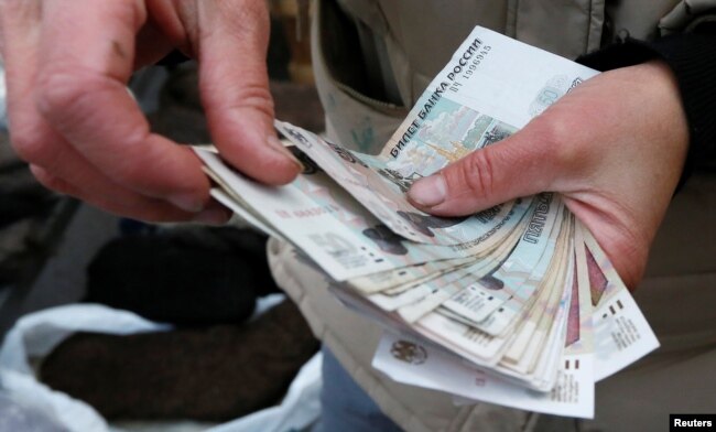 Многим педагогам в Крыму приходится работать на полторы-две ставки и искать подработки