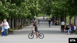 Въпреки че данните за събота показват нарушаване на тенденцията оздравелите за ден да са повече от заразените, от щаба посочват, че спадът в темпа на заболеваемостта е траен