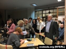 Галіна Максімюк падпісвае кніжку на сустрэчы ў Беластоку.