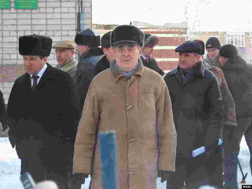 Каза урынына Татарстан президенты Миңтимер Шәймиев килде. - Tatarstan`s prezident speaking near damaged building as a result of gas explosion, 9 january 2008. Pictured by Biktimerova Indira