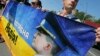 Українські активісти тримають плакат «Україні потрібна Надія»