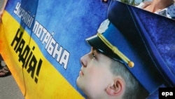 Украинские активисты держат плакат "Украине нужна Надежда"