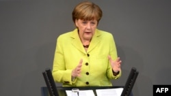 Angela Merkel duke folur në Bundestagun gjerman