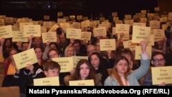 Зрители держат плакаты «Free Oleg Sentsov» во время премьеры фильма Аскольда Курова «Процесс». Берлин, 11 февраля 2017 года