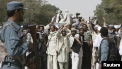 افغانستان کې د ناټو هوايي بریدونو ضد غزني کې ولسي لاریون. ۸ اګست ۲۰۱۱م کال