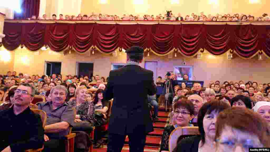 Рафаэль Латыйпов тамашачылар белән