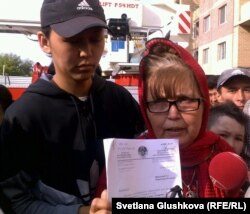Бағжан Аязбекова (оң жақта) мен келіні Гүлім Бабақова (сол жақта) журналистерге бас прокуратураның жоғарғы сотқа берген қарсылығын көрсетіп тұр. Астана, 4 маусым 2011 жыл.