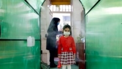 Tunel za dezinfekciju prije ulaska u školu, Teheran, Iran