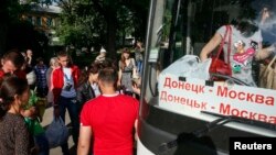 Місцеві жителі сідають в автобус до Москви в східній частині міста Краматорськ, 4 червня 2014 року