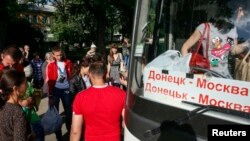 Донецк облысының тұрғындары Мәскеуге баратын автобусқа мініп жатыр. Украина, 4 маусым 2014 жыл.