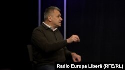 Igor Boțan la o dezbater în studioul Europei Libere