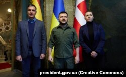 Pedro Sanchez spanyol miniszterelnök (b), Mette Frederiksen dán miniszterelnök (j) és Volodimir Zelenszkij ukrán elnök Kijevben 2022. április 1-én