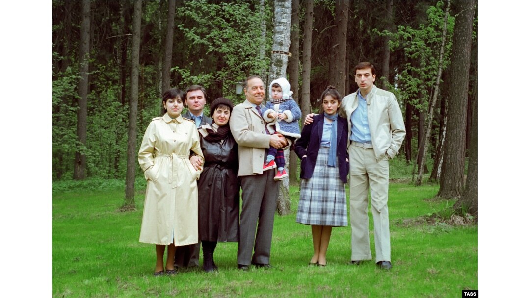 Гейдар Аліеў з сынам Ільхамам і яго жонкай Мехрыбан, 1983