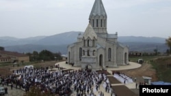 Nagorno Karabakh -- Wedding ceremony of several hundred couples, 16Oct2008