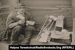 An undated Yavoriv craftsman selling his toys before World War II.
