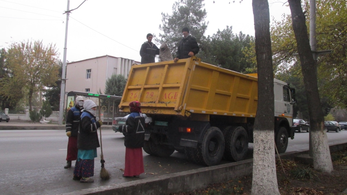 Ашхабадским дворникам задерживают зарплаты, в Аркадаге возводят вторую  очередь застройки