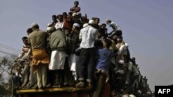 Архивска фотографија: Луѓе патуваат кон Дака на Светската муслиманска конгрегација во 2010 година. 