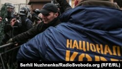 Представники праворадикалів зранку проводили протест біля підприємств, які належать нардепові від партії «Опозиційна платформа – За життя» Тарасові Козаку і його партійному соратникові Віктору Медведчуку.