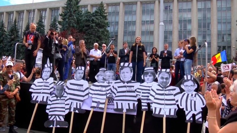 Participanții la mitingul de protest de la Chișinău au adoptat duminică o rezoluție cerînd confirmarea legalității alegerilor locale