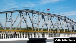 Drapelul transnistrean pe podul de peste Nistru, la Tighina