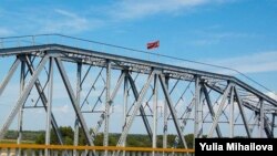 Podul peste Nistru cu steagul Transnistriei