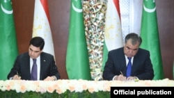 Türkmenistanyň prezidenti Gurbanguly Berdimuhamedow we Täjigistanyň prezidenti Emomali Rahmon. Arhiwden alnan surat