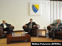 Valentin Inzko tokom jednog od razgovora sa čelnicima Parlamenta BiH.