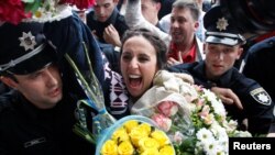 Jamala (Susana Jamaladinova), primită cu flori la sosirea în Ucraina