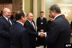 Vladimir Putin strângându-i mâna lui Petro Poroșenko la întâlnirea cu Angela Merkel și Francois Hollande din 11 febr. 2015 in Minsk
