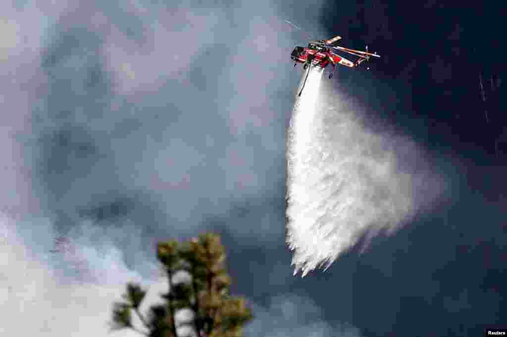 Californiada yerləşən San Bernardino Meşəsində yanğınları söndürməyə çalışan helikopter