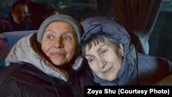 Галина Терещенко и Зинаида Мальцева (справа) после освобождения из заключения в "ДНР". 29 декабря 2019 года