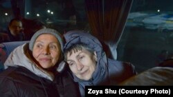 Галина Терещенко и Зинаида Мальцева (справа) после освобождения из заключения в «ДНР». 29 декабря 2019 года