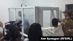 Жақтаушылары сот айдауылдарының Ескендір Ерімбетовті оқшауланған камерадан алып кетуіне жол бермей тұр. Алматы, 14 маусым 2018 жыл.