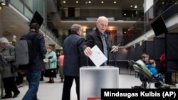 Un votant din Vilnius care-și exprimă opțiunea. Lituania este una dintre cele șase state UE care au interzis publicitatea politică online