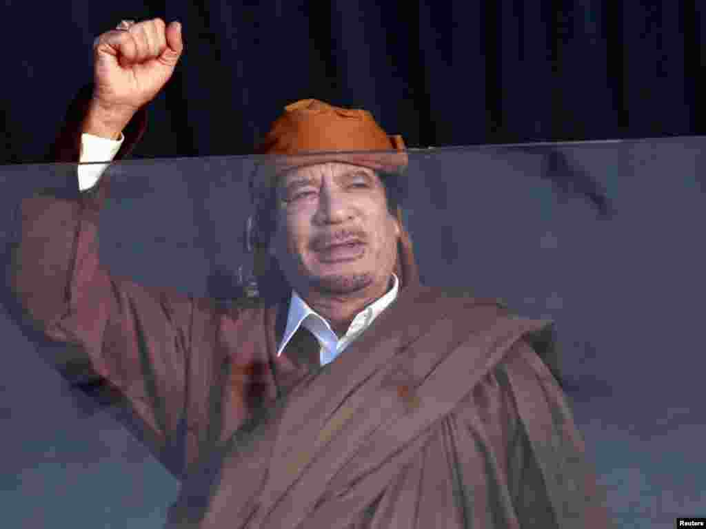 Libija - Muammar Gaddafi pozdravlja svoje pristalice u Tripoliju, 13.02.2011. Foto: Reuters / Ismail Zitouny