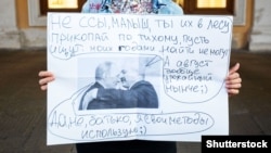 Protest individual, în sprijinul oponentului rus Alexei Navalnîi, Sankt Petersburg, 21 august 2020.