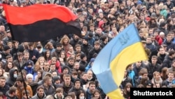 Синьо-жовтий і червоно-чорний прапори на мітингу проти російської агресії в Івано-Франківську, лютий 2014 року